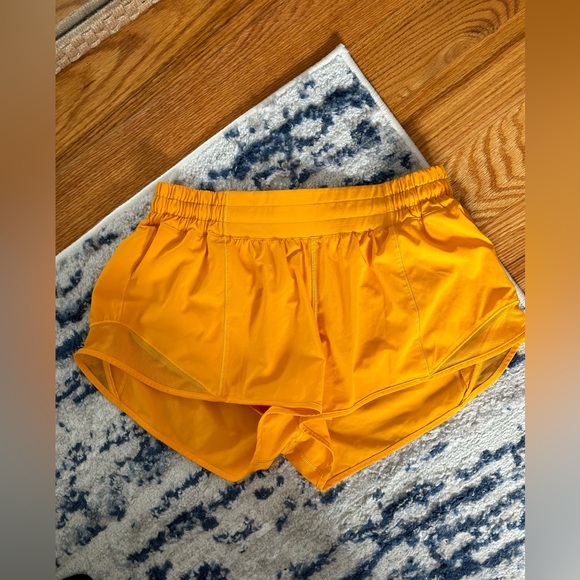 NWOT Lululemon Hotty Hot Short 2.5" - Picture 2 of 6